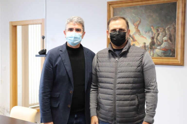 NP 30122021 O Alcalde da Guarda recibe ao Guardés, Jochi Vicente, Ministro de Facenda da República Dominicana (3) - copia