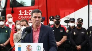 Pedro-Sánchez-durante-su-visita-a-la-Palma-630x354