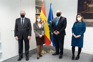 El Gobierno urge a los bancos a garantizar la inclusión financiera de los mayores
