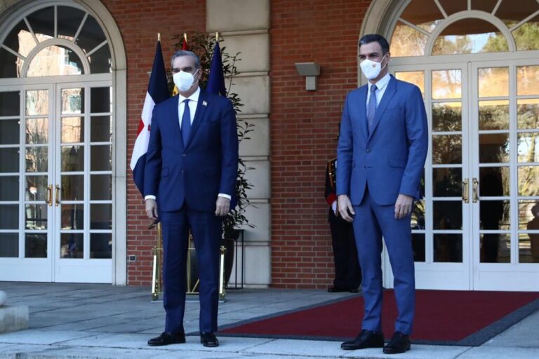 Pedro Sánchez traslada a Luis Abinader el compromiso continuado de España con República Dominicana