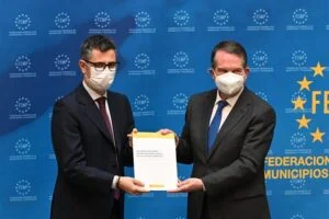 Bolaños entrega a la FEMP el listado de bienes inmatriculados por la Iglesia Católica para impulsar su regularización