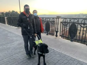 Una persona ciega sin manos recibe un perro guía de la ONCE