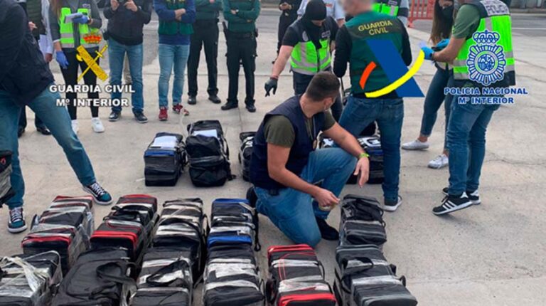 Interceptado un pesquero con 560 kilos de cocaína al norte de las Islas Canarias