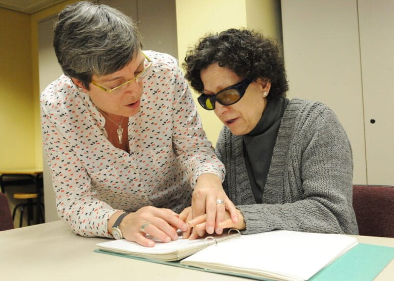 Persona discapacitada visual aprendiendo a escribir y leer braille