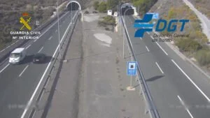 La Guardia Civil investiga a una persona por conducir en sentido contrario en la autovía durante ocho kilómetros para evitar un control