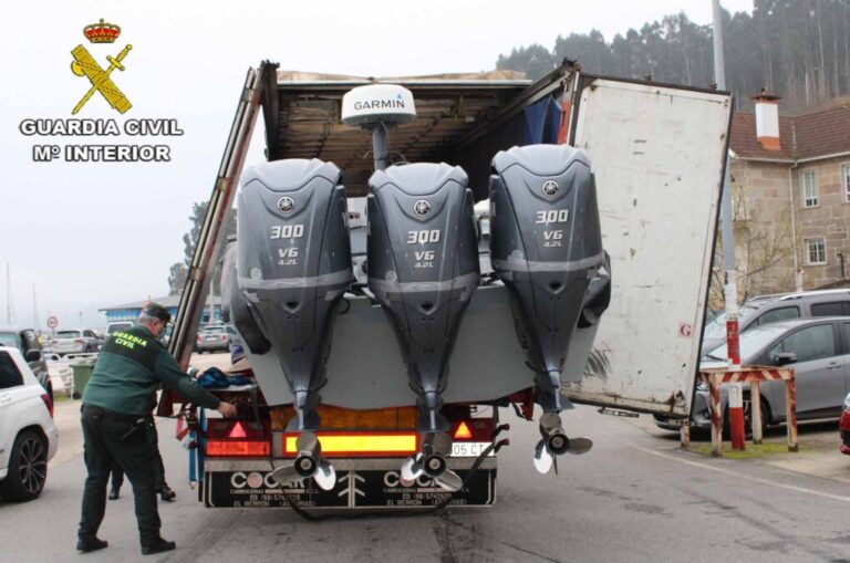 La Guardia Civil detiene a 2 personas cuando trataban de botar una embarcación de alta velocidad