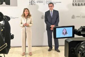 El Gobierno alcanza un acuerdo con el sector del transporte para mitigar el alza del precio del combustible