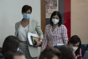 El Gobierno acuerda que las mascarillas dejen de ser obligatorias, salvo excepciones, a partir de mañana