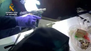 La Guardia Civil desarticula una organización criminal que botaba narcolanchas en las costas alicantinas