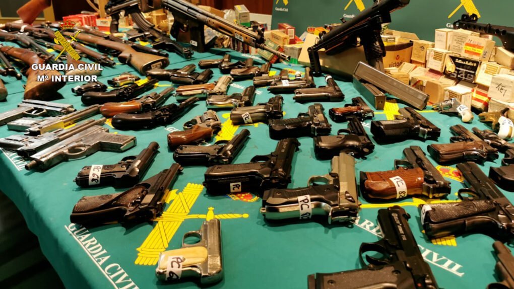 La Guardia Civil desarticula una organización dedicada al tráfico de armas y munición