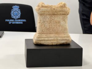La Policía Nacional recupera un altar romano que fue robado en el Museo Arqueológico de Tarragona en 1962