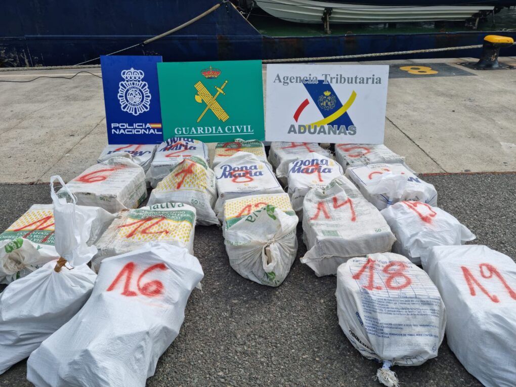 Intervenido en aguas al sur de Canarias un pesquero sin identificación cargado con 560 kilos de cocaína