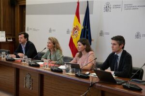 Raquel Sánchez explica a las entidades locales la línea de ayudas para reducir el 30% el precio del transporte público colectivo urbano