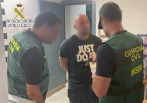 La Guardia Civil detiene en Alicante a dos huidos de la justicia acusados de tráfico de drogas y tentativa de homicidio respectivamente