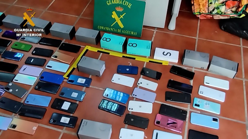 La Guardia Civil recupera más de mil teléfonos móviles sustraídos preparados para ser enviados a Marruecos