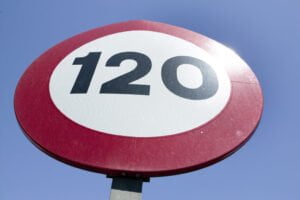 Ligero aumento del número de conductores que superan los límites de velocidad establecidos en carretera
