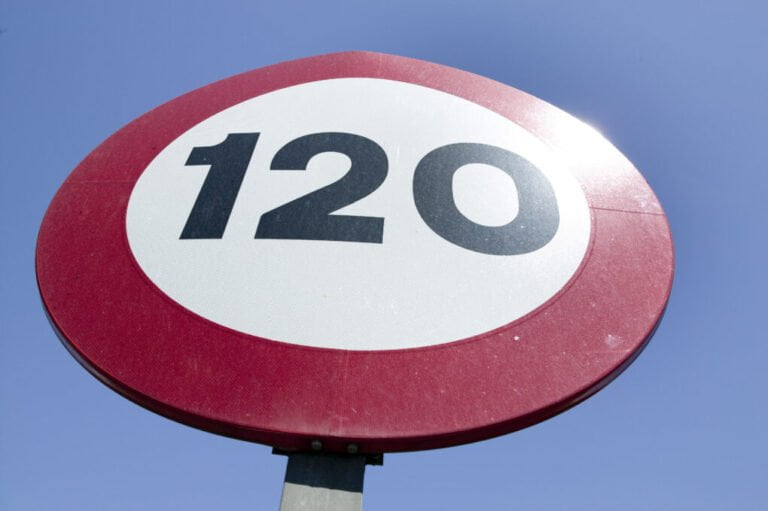 Ligero aumento del número de conductores que superan los límites de velocidad establecidos en carretera