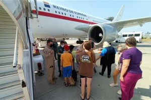 Aerotransporte militar de niños de Ucrania en situación de especial vulnerabilidad sanitaria