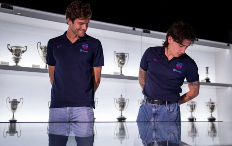 Héctor Bellerín y Marcos Alonso visitan el Museo y la Barça Store del Spotify Camp Nou