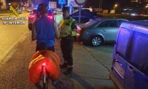 La Guardia Civil intercepta a un ciclista circulando por la AP-9 y en horario nocturno