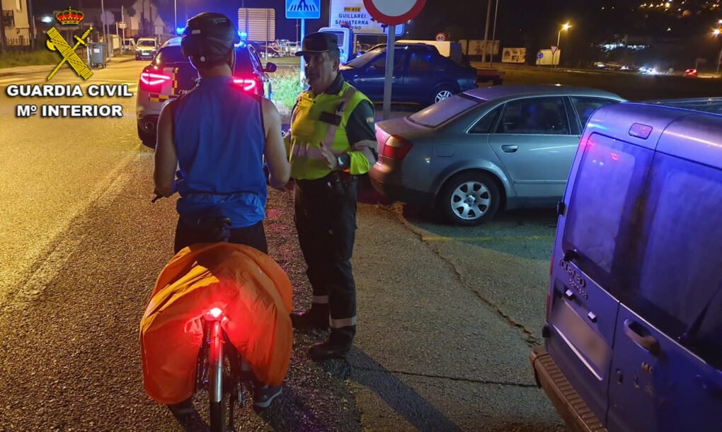 La Guardia Civil intercepta a un ciclista circulando por la AP-9 y en horario nocturno
