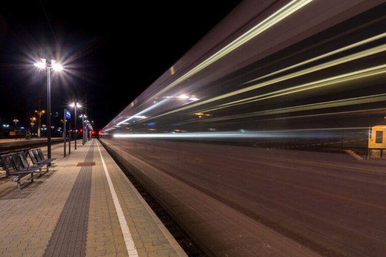 El Gobierno central descarta implantar trenes nocturnos porque presupone serían ‘inviables’ pero dilapida miles de millones en trayectos AVE deficitarios