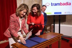 Raquel Sánchez firma un protocolo con Baleares para llevar el tranvía hasta el aeropuerto de Palma