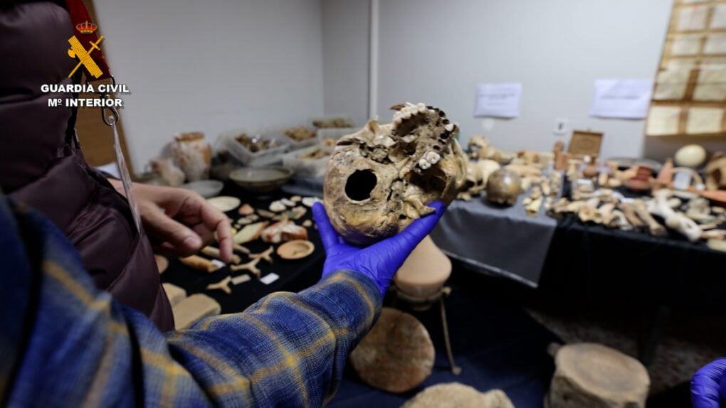 Intervenidas 350 piezas arqueológicas y casi 200 restos óseos en Alicante