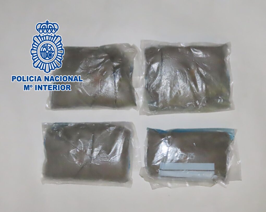 La Policía Nacional detiene a dos personas que transportaban cuatro kilos de heroína en un vehículo caleteado