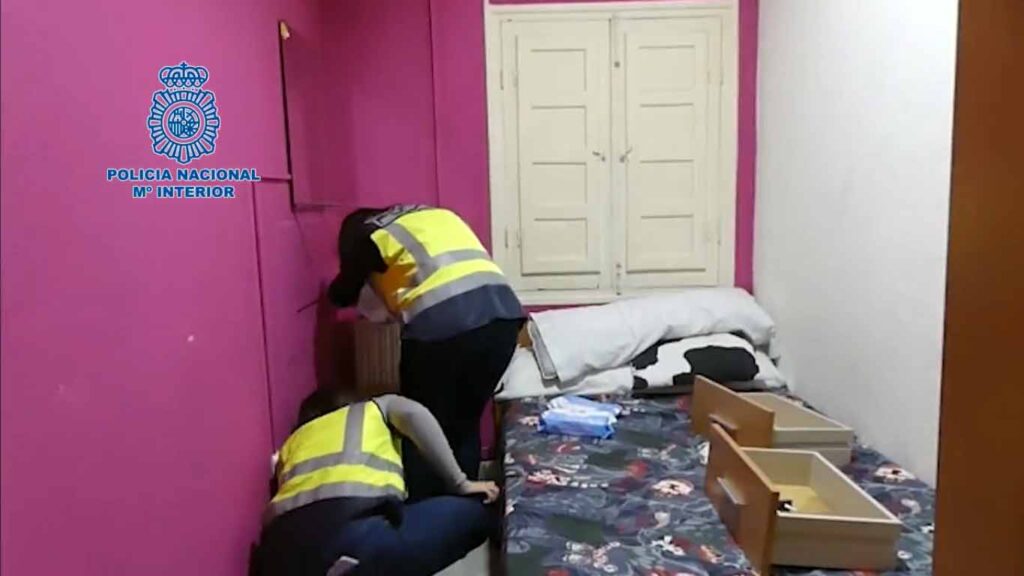 La Policía Nacional libera a 13 víctimas de explotación sexual que se encontraban viviendo hacinadas en un cuarto de calderas