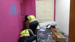 La Policía Nacional libera a 13 víctimas de explotación sexual que se encontraban viviendo hacinadas en un cuarto de calderas