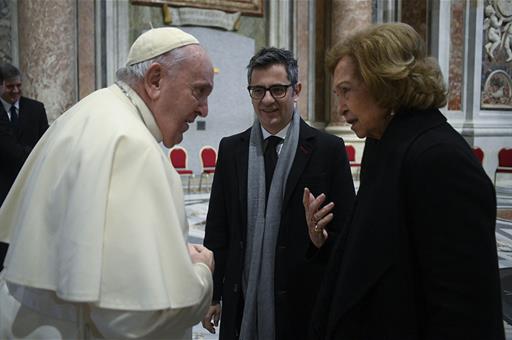 La reina doña Sofía y el ministro Félix Bolaños trasladan las condolencias de España a la comunidad católica en el funeral de Benedicto XVI