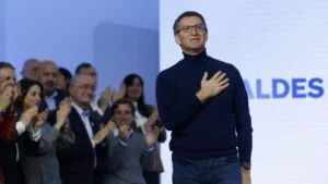 Feijóo dice que “la calle ha abandonado a Sánchez” y pide coger “el relevo de la gente que pide cambio”