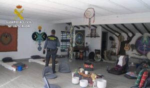 La Guardia Civil desmantela una casa de retiros espirituales donde se practicaban rituales de sanación chamánicos