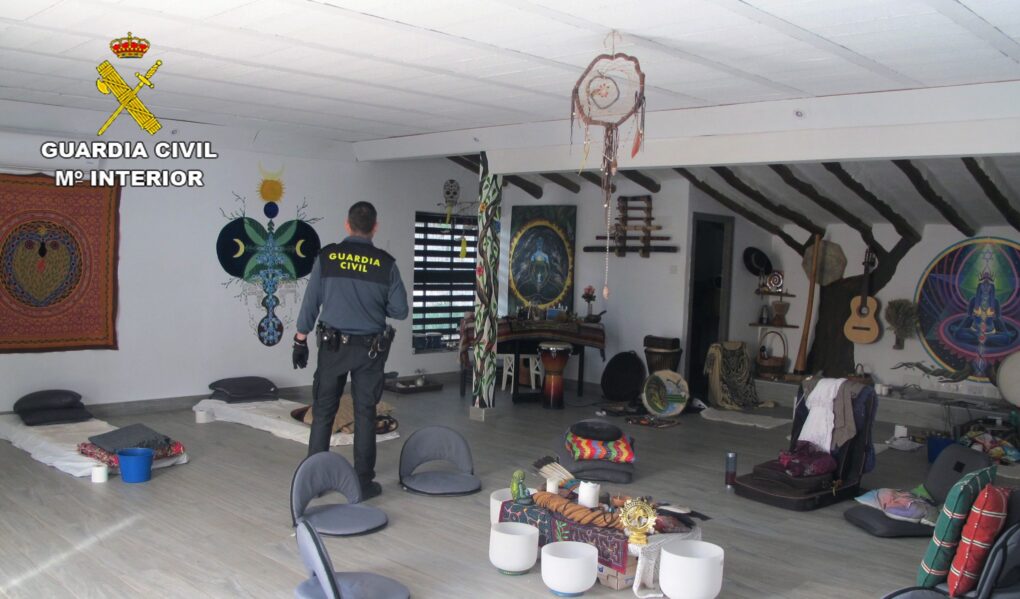 La Guardia Civil desmantela una casa de retiros espirituales donde se practicaban rituales de sanación chamánicos