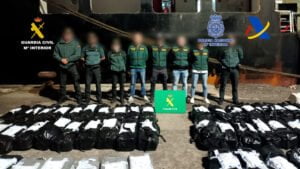 Interceptado un carguero con 4.500 kilos de cocaína al este de Canarias y detenidos sus 15 tripulantes