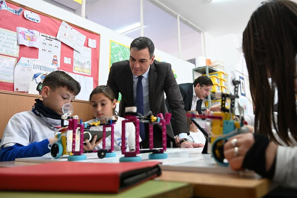 Pedro Sánchez subraya el compromiso del Gobierno con la formación de los alumnos de Infantil, Primaria y ESO en programación y robótica