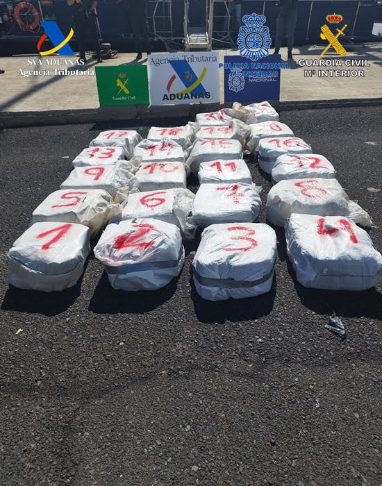 Interceptados en aguas al oeste de las islas Canarias dos veleros cargados con más de 1.100 kilos de cocaína