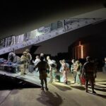 Los españoles de Jartum vuelan ya a Yibuti en un avión del Ejército tras salir de nuestra Embajada