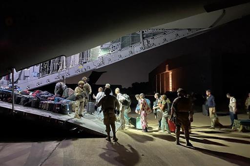 Los españoles de Jartum vuelan ya a Yibuti en un avión del Ejército tras salir de nuestra Embajada