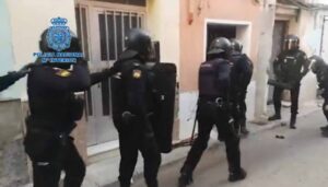 La Policía Nacional libera a ocho víctimas de explotación sexual que vivían hacinadas en colchones en el suelo