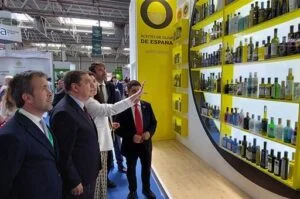 Planas defiende la excelencia del aceite de oliva, "un alimento cuya calidad debemos preservar"