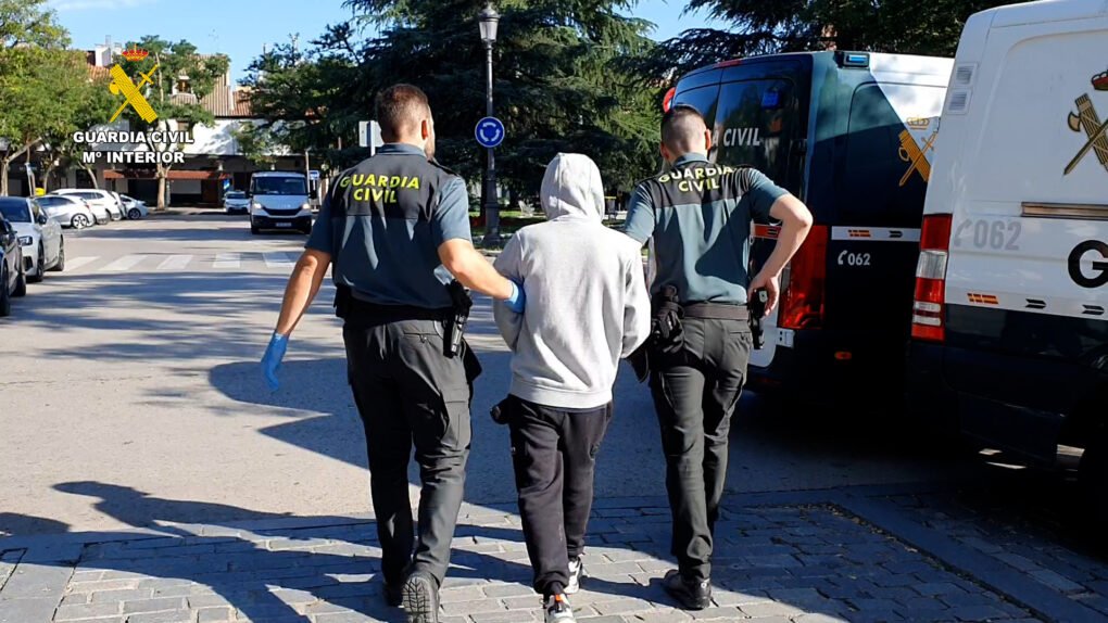 Cuatro personas detenidas por robar móviles por valor de 60.000 euros en vestuarios de campos de fútbol de varias provincias