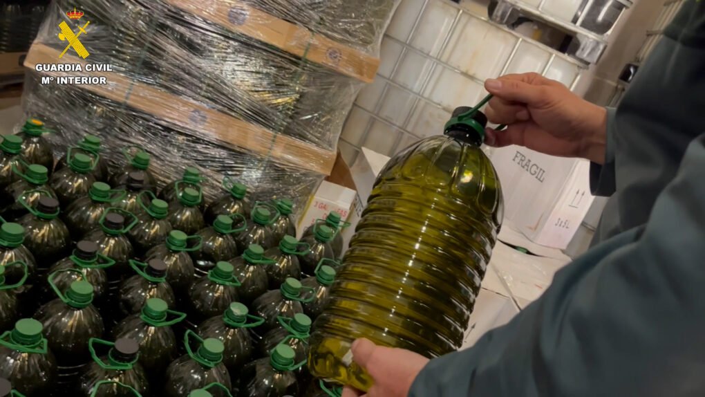 Inmovilizados más de 143.000 litros de aceite que se vendían como virgen extra en Sevilla