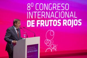 Luis Planas resalta la excelencia del sector de frutos rojos y el compromiso del Gobierno para afianzar su futuro