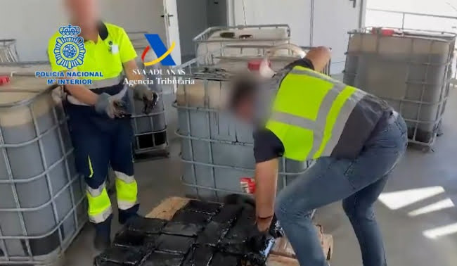 Intervenidos 65 kilos de cocaína ocultos en un bidón de azúcar de caña en el Puerto de Málaga