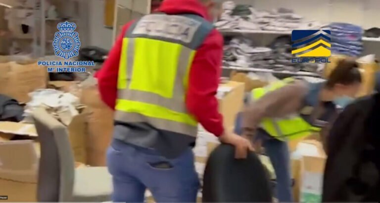 Detenidas más de 370 personas e intervenidos cerca de dos millones de productos falsificados