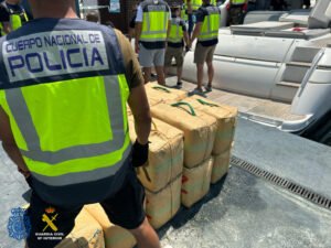 Intervenidos casi 5.000 kilogramos de hachís cuando trataban de descargarlos en el puerto de Santa Pola
