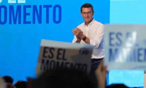 Feijóo pide un apoyo masivo para que las minorías dejen de imponerse a las mayorías y aboga por una España de todos sin “bloques ni bloqueos”