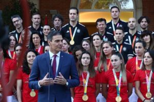 Pedro Sánchez anuncia la concesión de la medalla y la placa de oro al Mérito Deportivo a la selección femenina de fútbol, campeona del Mundial